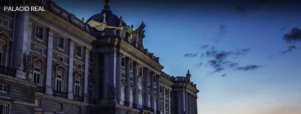 Fotografía del Palacio Real de Madrid al anochecer, obra del equipo de QueHacerEnMadrid.com
